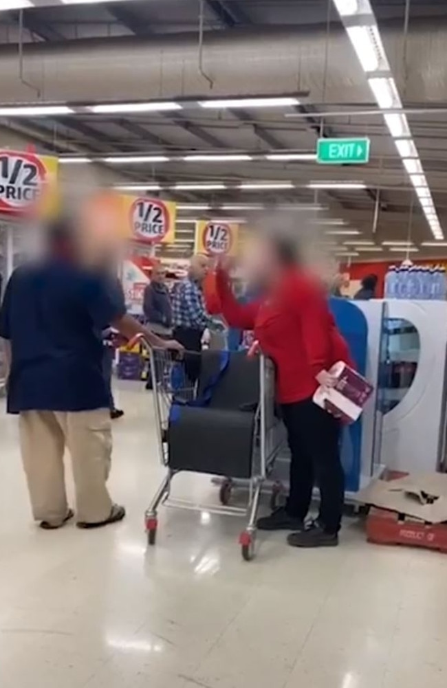 Coles worker and customer caught in fight over toilet paper | Video ...