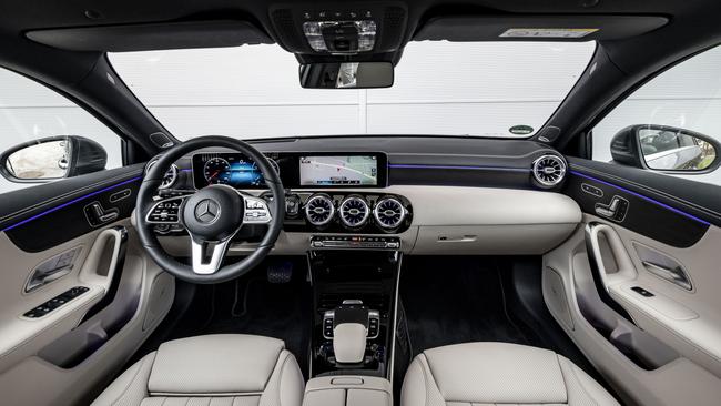 “Hey Mercedes”: First-class cabin gets slim dash, top-grade display — and outstanding voice command