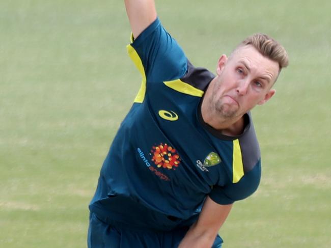 Billy Stanlake is seen during a training session at the WACA in Perth, Friday, November 2, 2018. Australia are playing South Africa in the first ODI at Optus Sadium in Prerth on Sunday.(AAP Image/Richard Wainwright) NO ARCHIVING, EDITORIAL USE ONLY