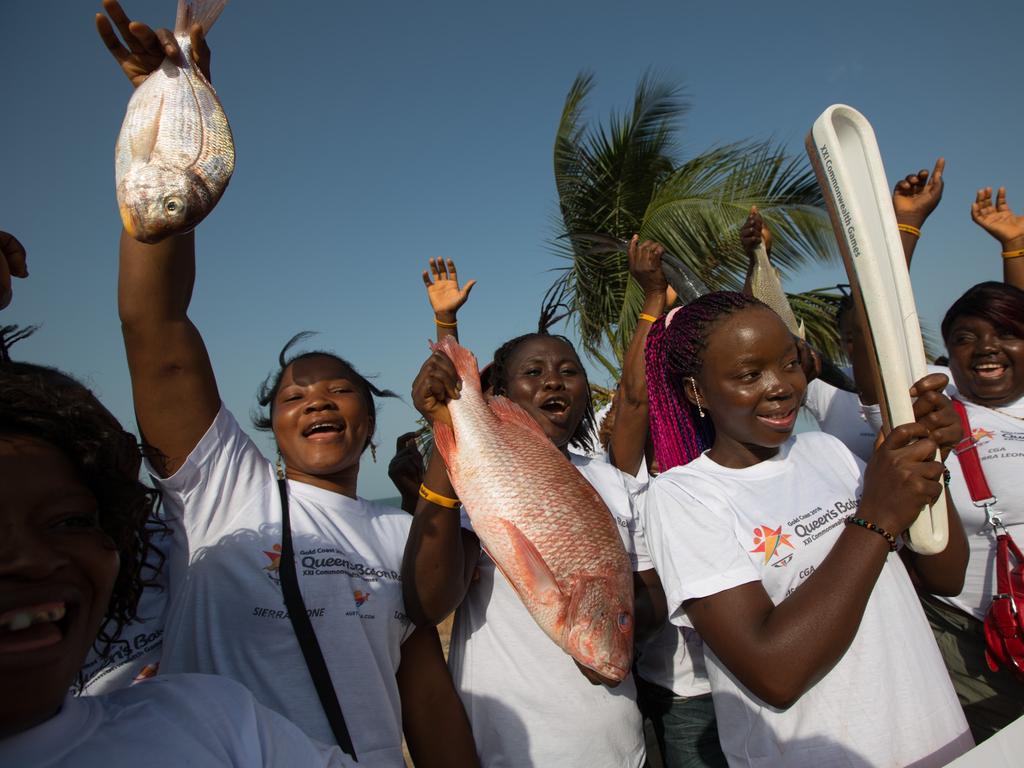 The Queen’s Baton visited the ladies of the fish market of Lumley Beach Road, in Freetown, Sierra Leone, on 17 March 2017.