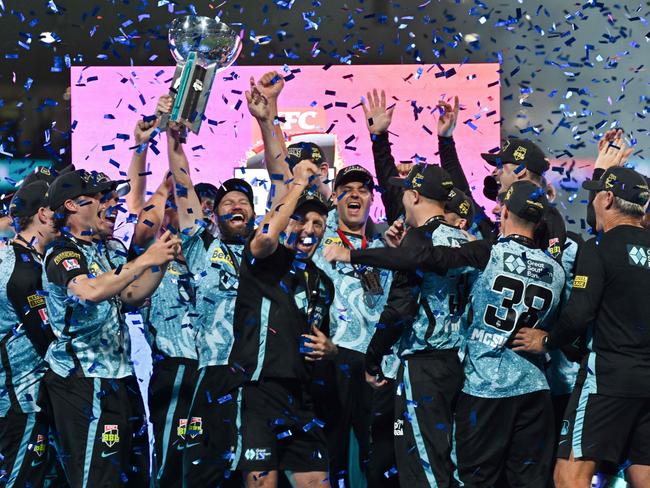 Brisbane Heats' team celebrates with the trophy after winning the BBL final cricket match between Sydney Sixers and Brisbane Heat at Sydney Cricket Ground on January 24, 2024. (Photo by Izhar KHAN / AFP) / -- IMAGE RESTRICTED TO EDITORIAL USE - STRICTLY NO COMMERCIAL USE --