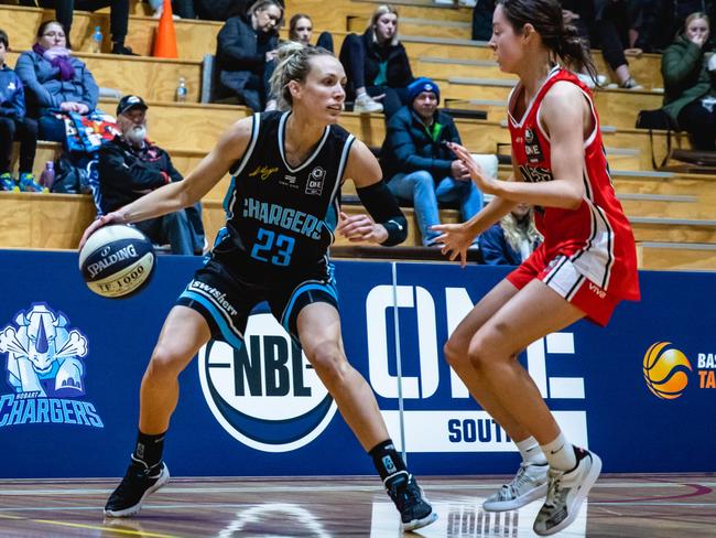 Maddie Garrick in action for the Hobart Chargers against the Eagles. Picture: Linda Higginson