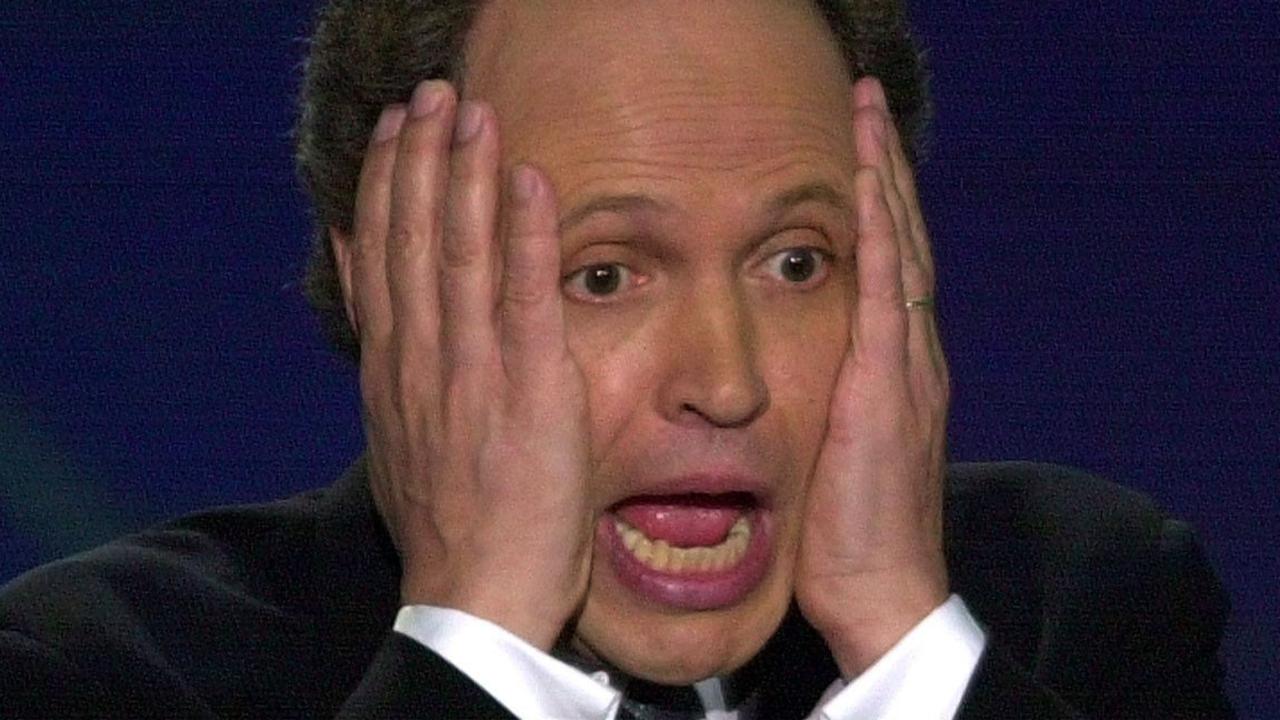 MARCH 26, 2000 : Host Billy Crystal clowns around during opening remarks at the 72nd Academy Awards at the Shrine Auditorium in Los Angeles, 26/03/00.Crystal/actor