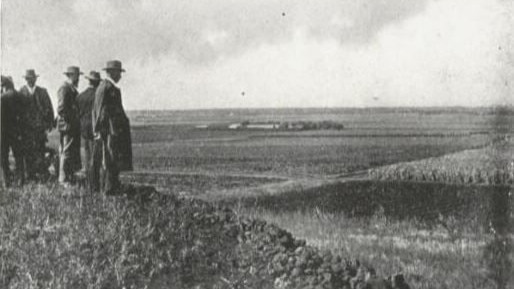 View from The Hummock, Bundaberg, 1912. The Hummock is an extinct volcanic and now the site of Bert Hinkler’s memorial and Sir Anthony’s Rest, with a park opening in 1931. Source: Unknown