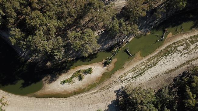 Diminishing water levels on the Darling River below weir 32 near Menindee, Wednesday, February 13, 2019. The Darling River and the Menindee Lakes are under pressure from low water flow as a result of the continuing drought affecting more than 98% of New South Wales. (AAP Image/Dean Lewins) NO ARCHIVING