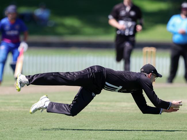 Magpie Ben Rowles makes a stop in the field. Picture: Georg Sal