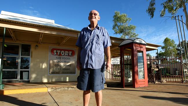 <s1>Greg Dick, manager of the Aileron Roadhouse on the Stuart Highway </s1>... ‘Murdoch didn’t do it’.  <ld pattern=" "/>                        <source>Picture: </source>Brad Hunter