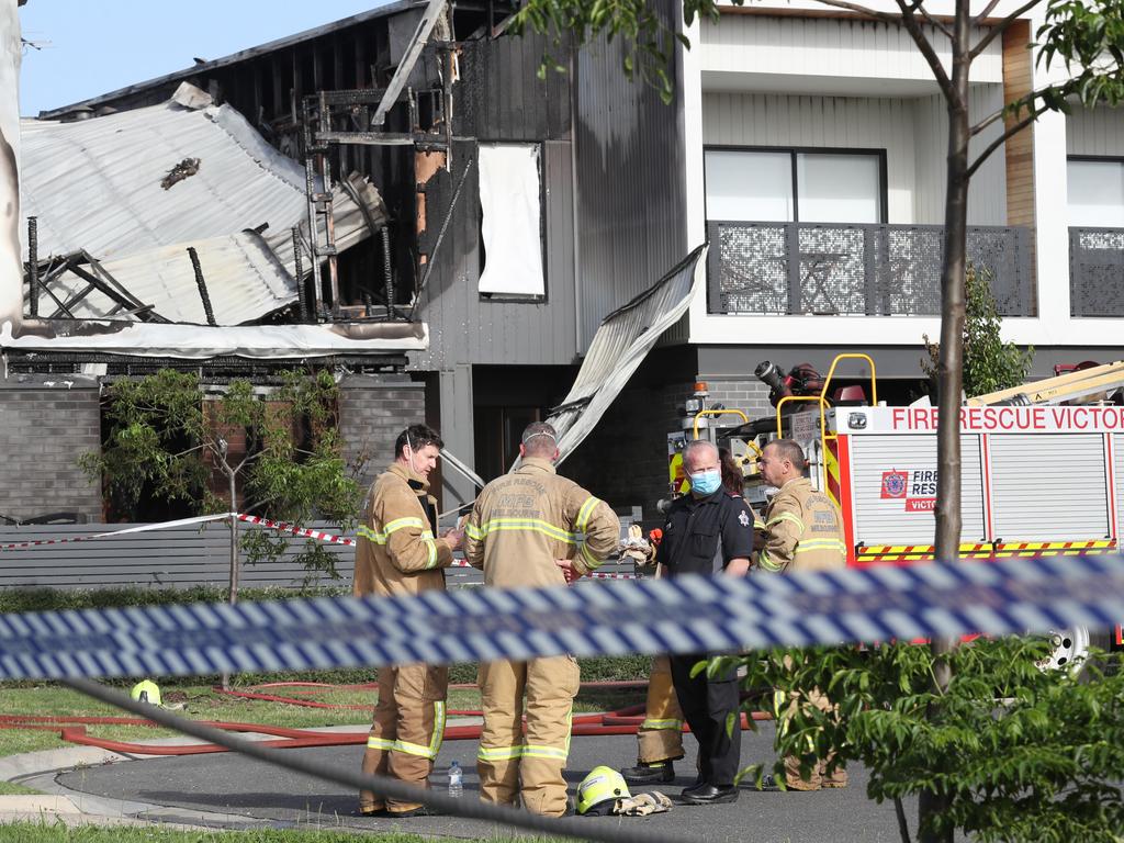 ملبورن ، استرالیا - عکسهای NewsWire 2 دسامبر سال 2020: پلیس و آتش نشانان در محل آتش سوزی یک آپارتمان در پوینت کوک ، جایی که ساکنان آن تاکنون بی اطلاع هستند.  تصویر: NCA NewsWire / David Crosling