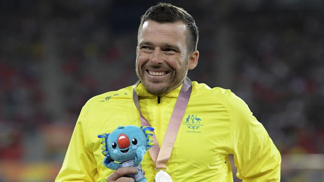 Kurt Fearnley of Australia smiles after being presented the silver medal during the medal ceremony for the men’s T54 1500m (AAP Image/Tracey Nearmy)