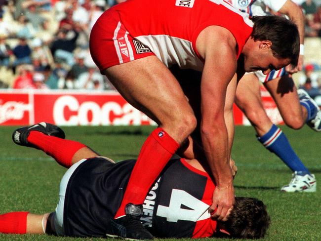 Tony Lockett fighting with Andrew Obst in a Melbourne vs. Sydney Swans match.