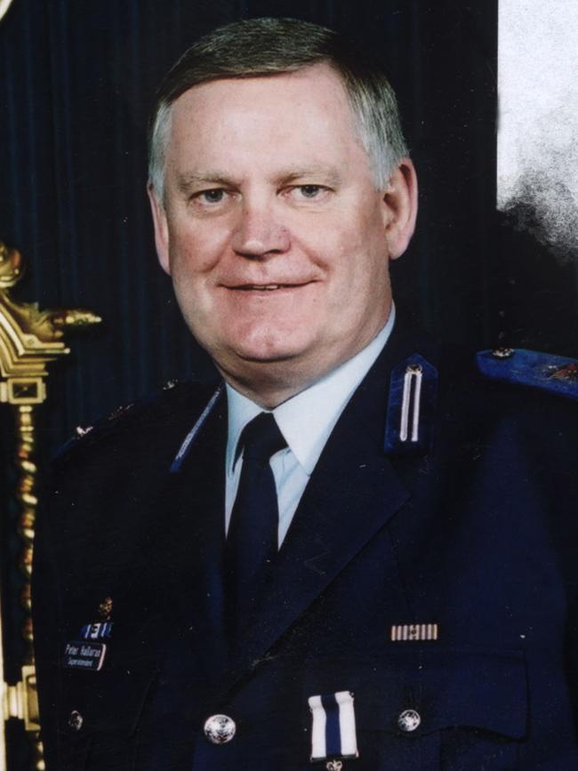 Former Victoria Police Superintendent Peter Halloran rang secret witness E2/92 to warn him his enemies wanted him dead and knew where he was hiding.