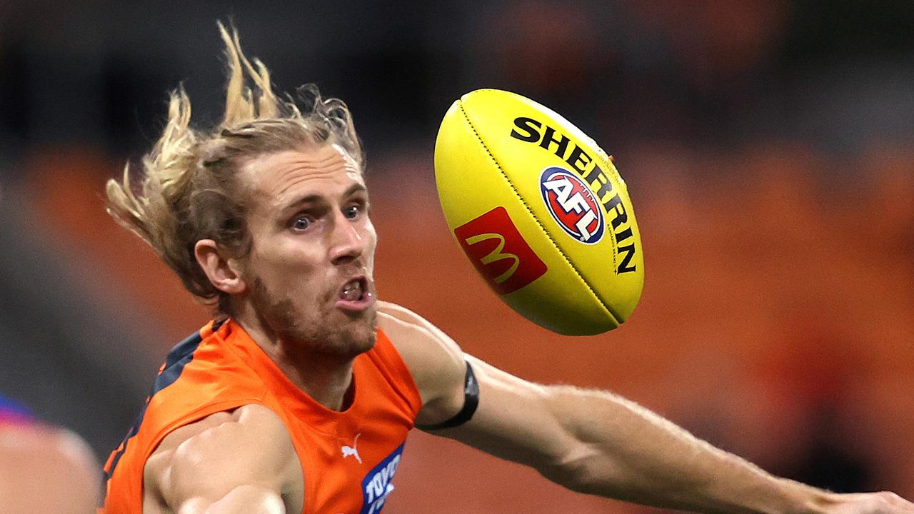 Giants Nick Haynes attempts to mark during the Round 14 AFL match between the GWS Giants and Western Bulldogs at Giants Stadium on 18th June, 2022. Photo by Phil Hillyard (Image Supplied for Editorial Use only – **NO ON SALES** – Â©Phil Hillyard )