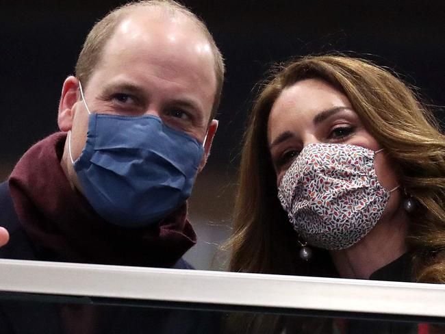 Prince William, Duke of Cambridge and Catherine, Duchess of Cambridge look on from the balcony at London Euston Station on December 06, 2020 in London, United Kingdom. - The Duke and Duchess of Cambridge will embark on a three-day tour aboard the royal train to pay tribute to individuals, organisations and initiatives across the country that have gone above and beyond to support their local communities this year. (Photo by Chris Jackson / POOL / AFP)