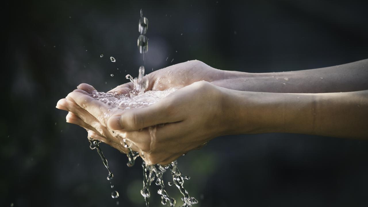 Thousands fume over ‘odorous’ tap water