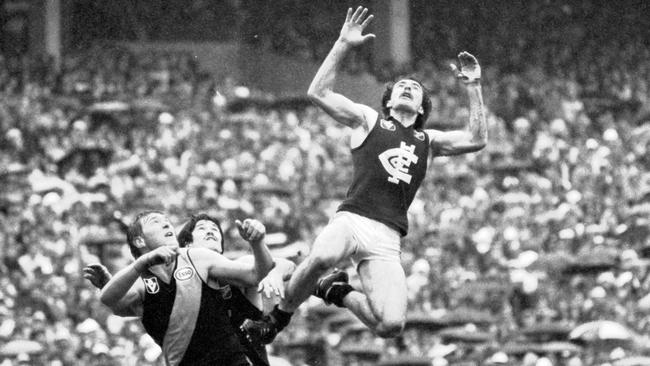 Ken Hunter flies for a grab over Mark Lee and Mike Fitzpatrick in the 1982 VFL Grand Final.