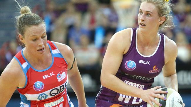 The Swifts’ Kimberlee Green (left) looks to challenge the Firebirds’ Gabi Simpson.