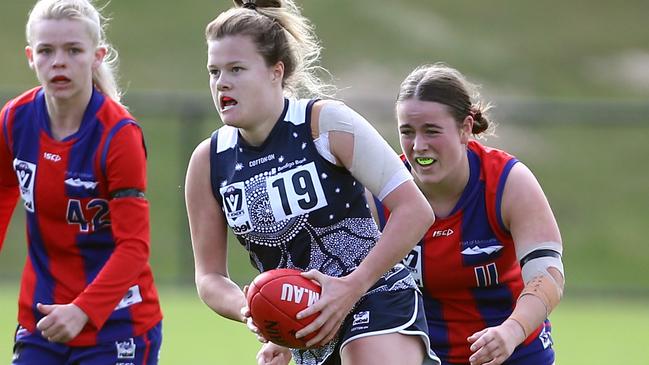 Brooke Plummer in action for Geelong VFLW.