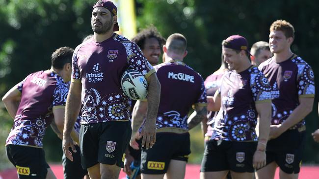 The pressure is on all Queensland players. (AAP Image/Dave Hunt)