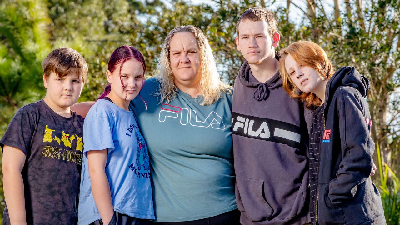 Samantha Stewart with her children Jakson, 10, Mahalia, 13, Chayse, 16 and Charleah, 17, are looking for a new rental property. Picture: Richard Walker