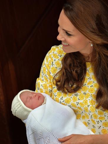 Britain's Catherine, Duchess of Cambridge holds her newly-born daughter, her second child with Britain's Prince William, Duke of Cambridge, as they show her to the media outside the Lindo Wing at St Mary's Hospital in central London, on May 2, 2015. The Duchess of Cambridge was safely delivered of a daughter weighing 8lbs 3oz, Kensington Palace announced. The newly-born Princess of Cambridge is fourth in line to the British throne. AFP PHOTO / POOL / JOHN STILLWELL