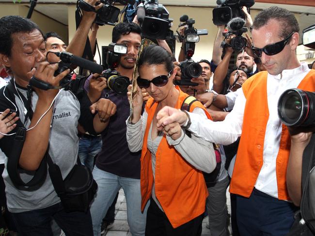 BALI 9 NOVEMBER 2016 .. Sara Connor and David Taylor arrive at Denpasar District Court surrounded by media. Picture: Lukman S. Bintoro