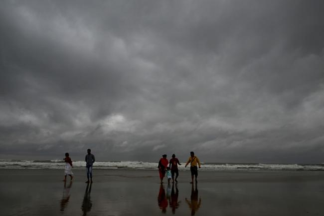 People on India's eastern coast are fleeing to storm shelters beforeCyclone Dana makes landfall