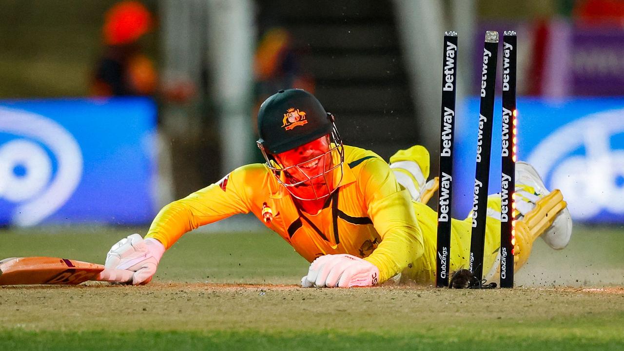 Warner slips-up as Aussies collapse