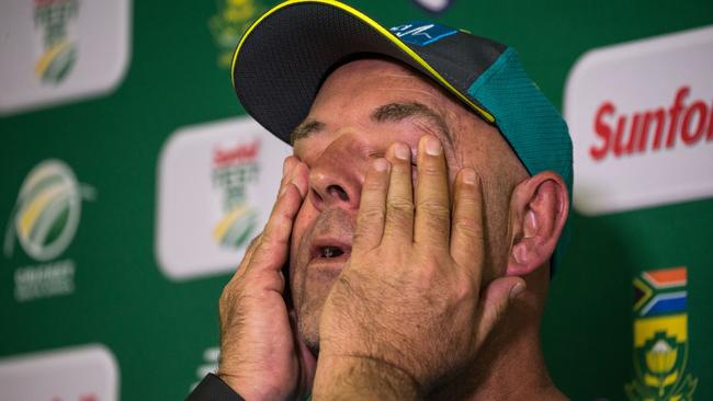 Watching his players in turmoil was too much for Lehmann. (AFP PHOTO)