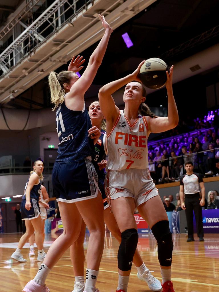 GEELONG, AUSTRALIA - OCTOBER 30: Courtney Woods of the Townsville Fire drives to the basket during the round one WNBL match between Geelong United and Townsville Fire at The Geelong Arena, on October 30, 2024, in Geelong, Australia. (Photo by Kelly Defina/Getty Images)