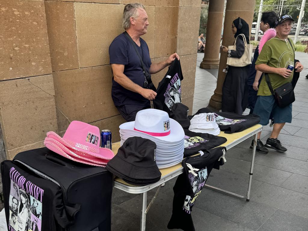 Some people are selling merchandise on the street. Picture: NCA NewsWire / Hannah Moore