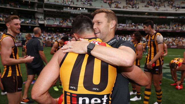 Sam Mitchell shakes hands with Jaeger O’Meara after the Hawks’ round 1 win. Picture: Michael Klein