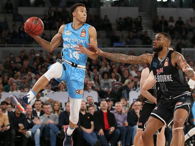 RJ Hampton makes a pass for the Breakers against Melbourne United. Picture: Getty Images