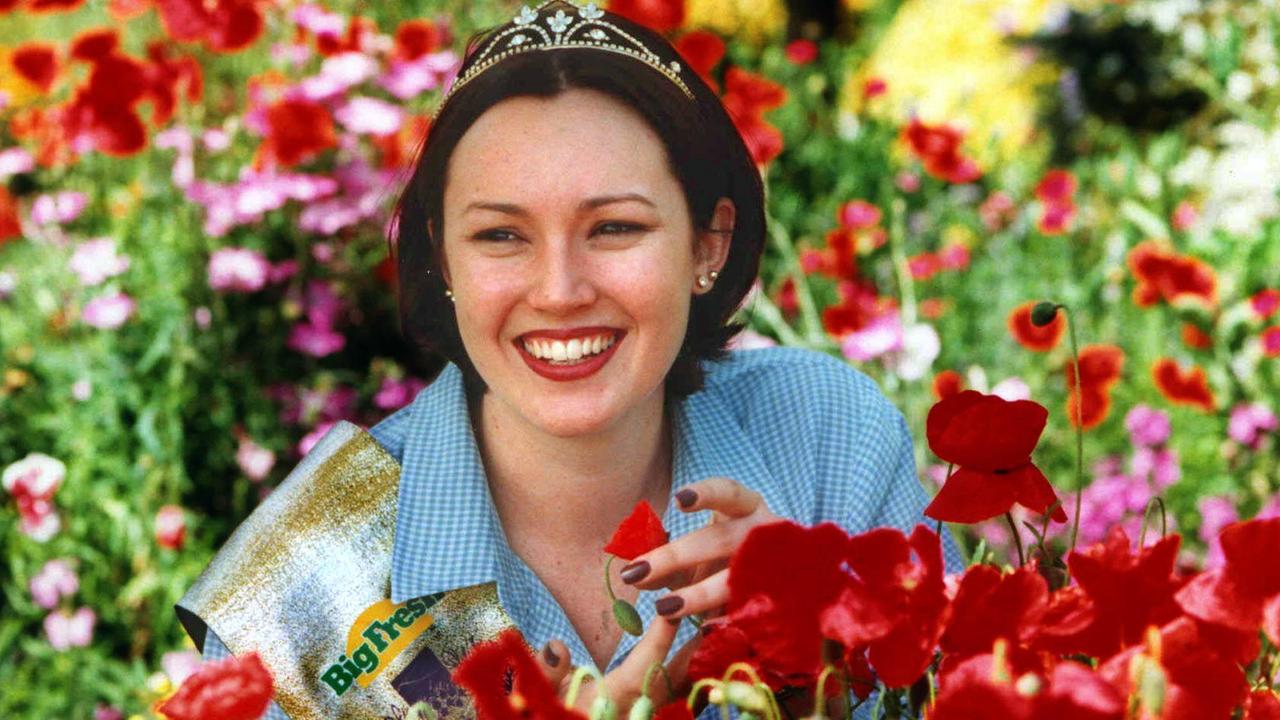 13 Sept 1999 PicDavid/Martinelli Toowoomba Carnival of Flowers Queen Prue Peters admiring the spectacular Ziser's prize winning garden. headshot beauty contests gardens gardening plants flowers blooms