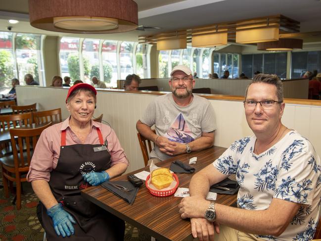 ( From left ) Sizzler staff member Sharron Groom has a chat with long term customers (10 years ) Robert Taylor and Adam Kelly. Last days at Sizzler Toowoomba. Friday. 13th Nov 2020