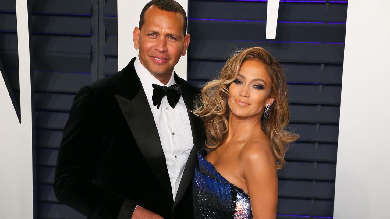 Jennifer Lopez and former pro-baseball player Alex Rodriguez are looking to buy the New York Mets.