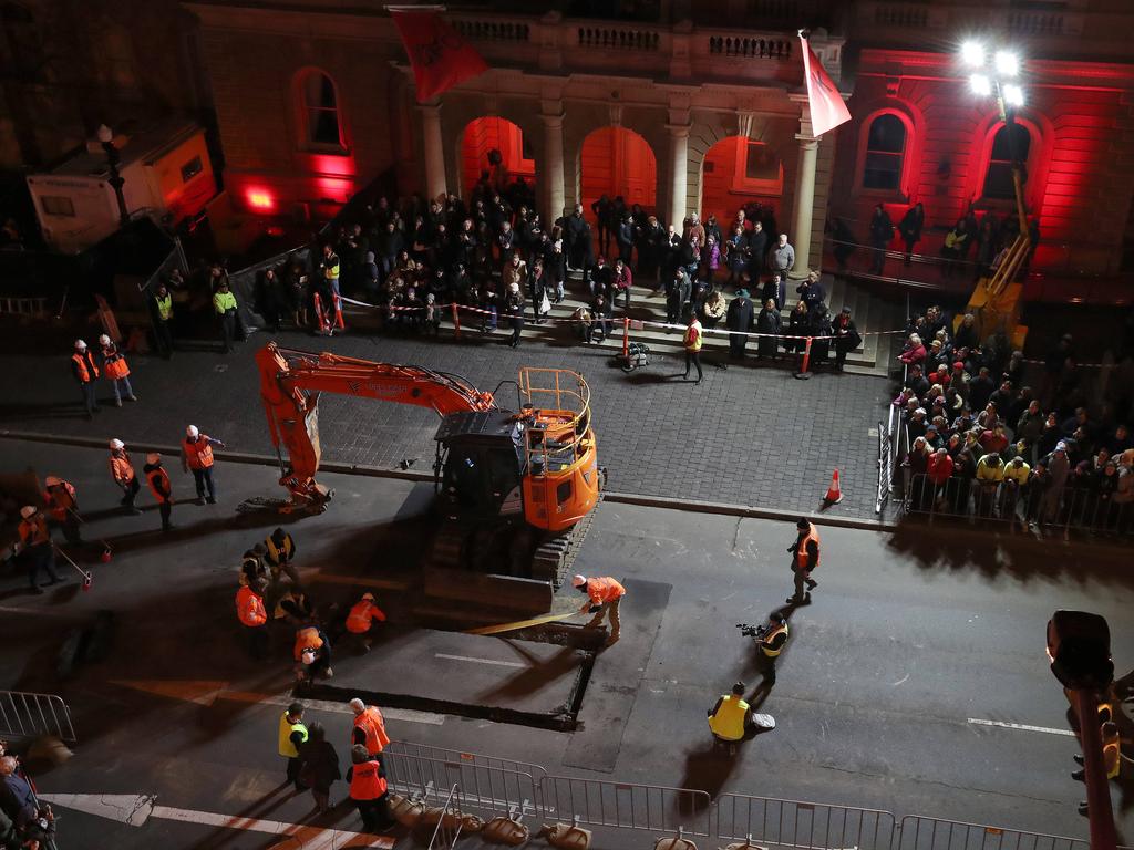 Dark Mofo 2018. Lid goes on the chamber with Mike Parr inside. Performance artist Mike Parr enters the chamber he will live in for 72 hours under Macquarie Street Hobart. Picture: NIKKI DAVIS-JONES