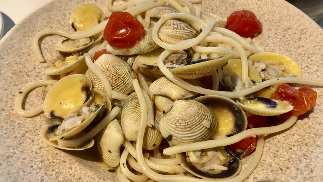 The spaghettoni con vongole with cockles and tomatoes.