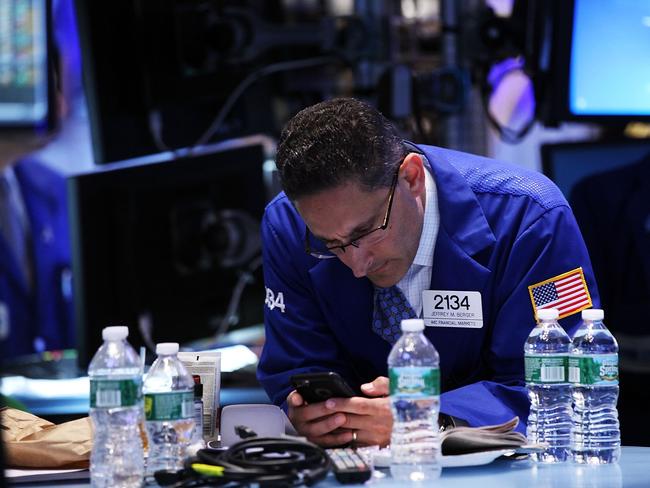 NEW YORK, NY - SEPTEMBER 18: Traders work on the floor of the New York Stock Exchange (NYSE) on September 18, 2015 in New York City. A day after the Federal Reserve decided not to raise interest rates, stocks fell on Friday with the Dow dropping over 290 points by the close. Spencer Platt/Getty Images/AFP == FOR NEWSPAPERS, INTERNET, TELCOS & TELEVISION USE ONLY ==