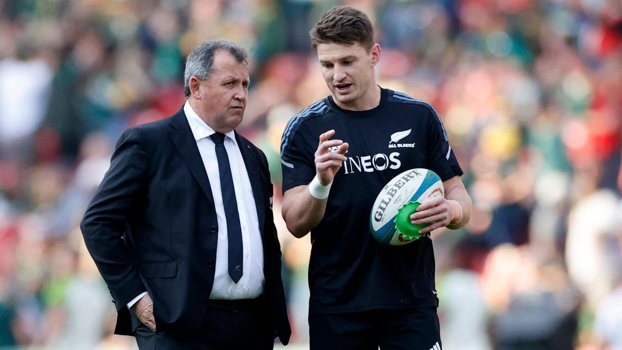 New Zealand's coach Ian Foster (L) speaks with New Zealand's fullback Jordie Barrett ahead of the Rugby Championship international rugby match between South Africa and New Zealand at Emirates Airline Park in Johannesburg on August 13, 2022. (Photo by PHILL MAGAKOE / AFP)