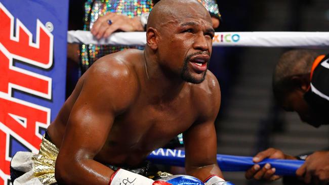 LAS VEGAS, NV - MAY 02: Floyd Mayweather Jr. sits in his corner between rounds against Manny Pacquiao during their welterweight unification championship bout on May 2, 2015 at MGM Grand Garden Arena in Las Vegas, Nevada. Al Bello/Getty Images/AFP == FOR NEWSPAPERS, INTERNET, TELCOS & TELEVISION USE ONLY ==