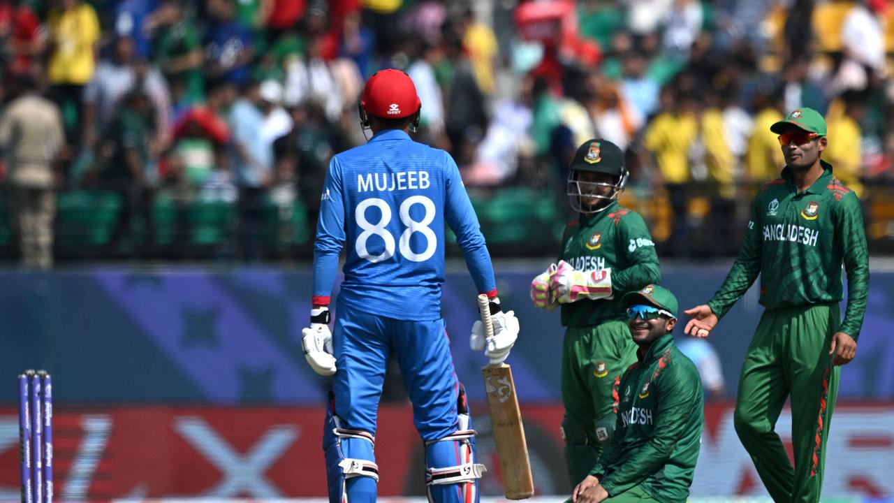 Wynik meczu Bangladesz – Afganistan, skróty, Mujibur Rahman odchodzi bez pudełka