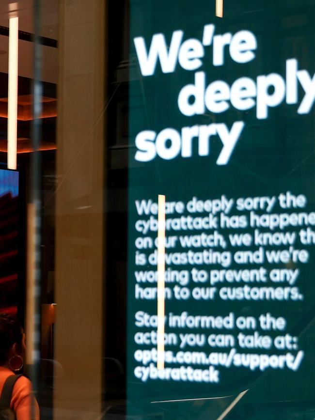 An Optus public service message is displayed inside an Optus store on October 05, 2022 in Sydney. (Photo by Brendon Thorne/Getty Images)