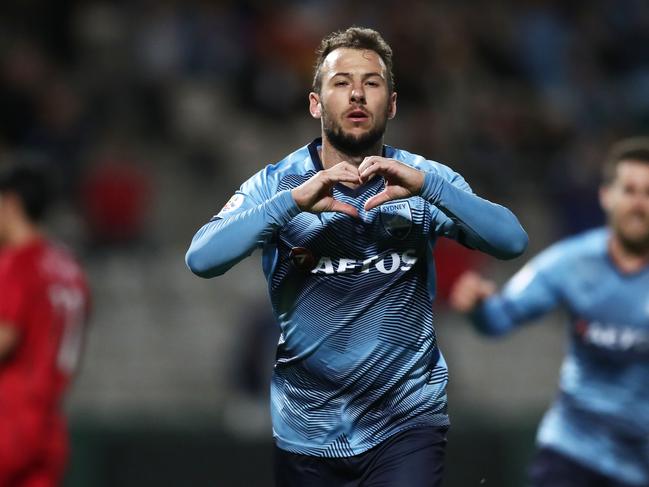 SYDNEY, AUSTRALIA - APRIL 10: Adam Le Fondre of Sydney FC celebrates scoring a goal during the AFC Asian Champions League match between Sydney FC and Shanghai SIPG at Netstrata Jubilee Stadium on April 10, 2019 in Sydney, Australia. (Photo by Matt King/Getty Images)