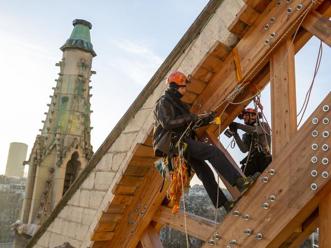 EMBARGO FOR TWAM 13 MAY 2023. FEE MAY APPLY. FRANCE. PARIS, 10 december 2019. Notre-Dame de Paris' cathedral. Rope technicians set up couchis between the arch and the wood framework.