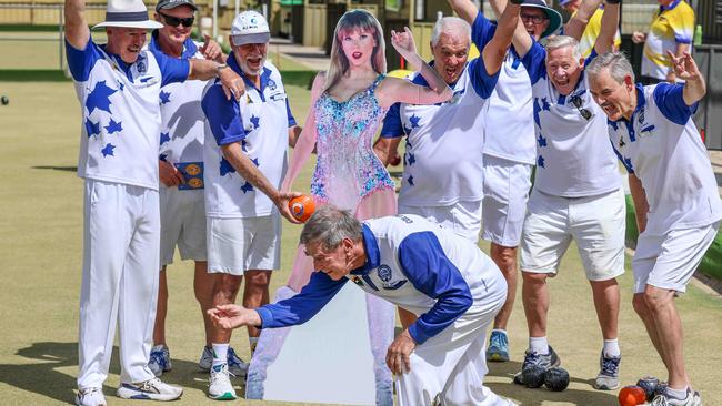 Ken Hancock 83, 30 yearr member bowl in front of Tay Tay. Image/Russell Millard Photography