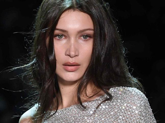 US model Bella Hadid presents a creation by Alexandre Vauthier during the 2017 spring/summer Haute Couture collection on January 24, 2017 in Paris. / AFP PHOTO / ALAIN JOCARD