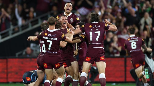 *** BESTPIX *** ADELAIDE, AUSTRALIA - MAY 31:  Lindsay Collins of the Maroons celebrates with team mates after Cameron Munster of the Maroons scored a tryduring game one of the 2023 State of Origin series between the Queensland Maroons and New South Wales Blues at Adelaide Oval on May 31, 2023 in Adelaide, Australia. (Photo by Cameron Spencer/Getty Images)