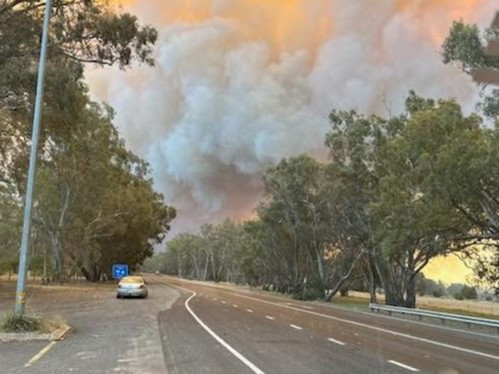 Grampians bushfire: Homes lost in fire near Halls Gap, man dies in ...