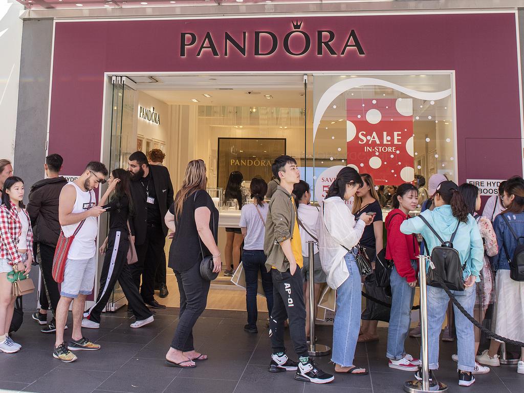 Shoppers are seen lining up outside of a retail store during Boxing Day sales in Melbourne, Wednesday, December 26, 2018. (AAP Image/Ellen Smith) NO ARCHIVING