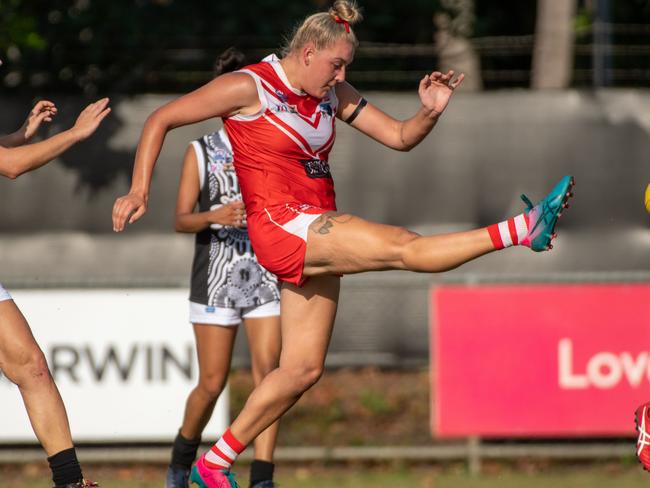 Waratah's Molly Cooper goes long out of the middle.